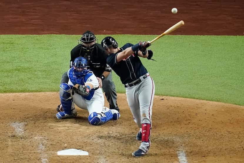 El jugador de los Atlanta Braves, Austin Riley, conecta un cuadrangular contra los Dodgers...