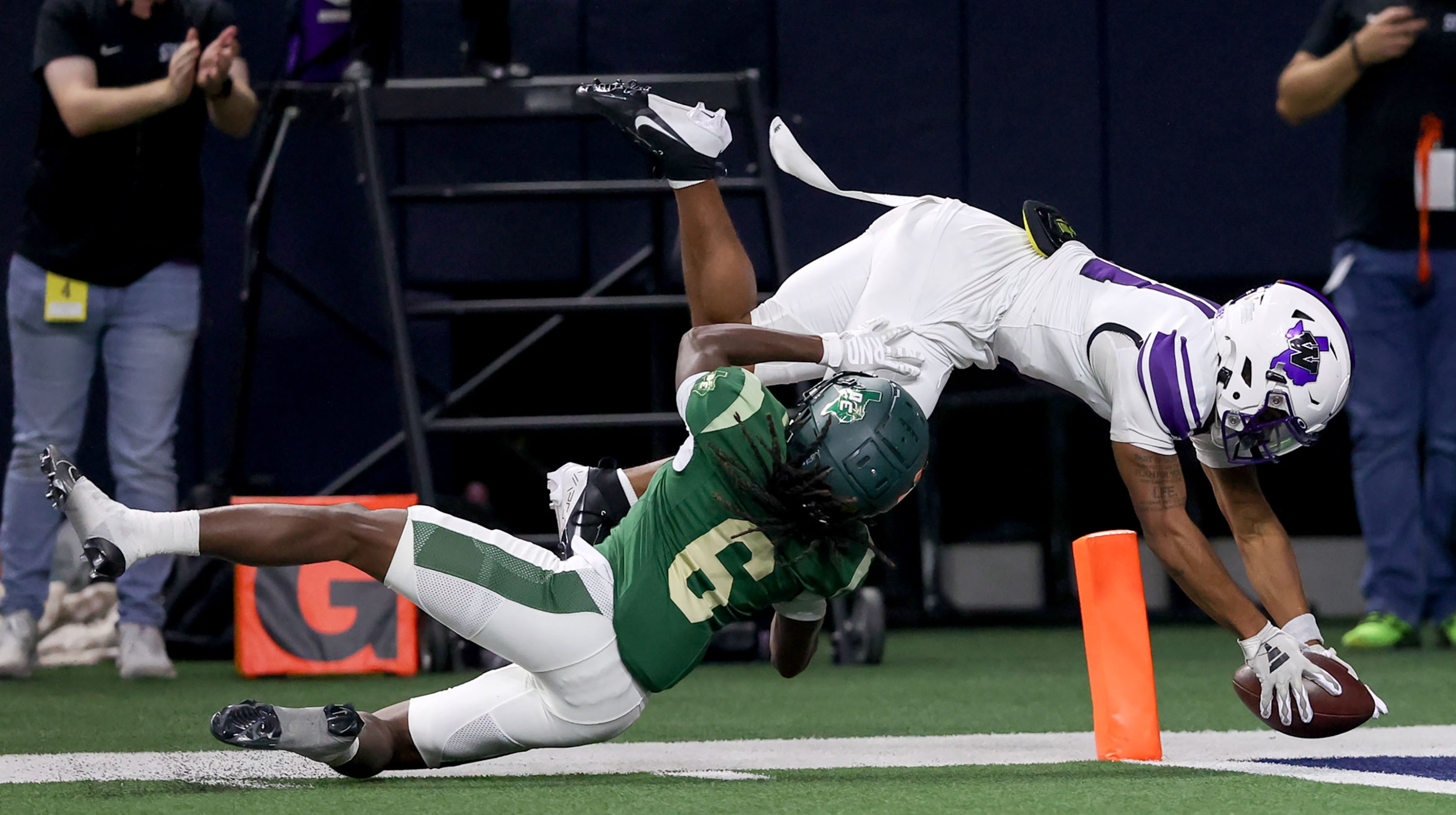 Willis wide receiver Jalen Mickens (11) stretches for the touchdown against DeSoto defensive...