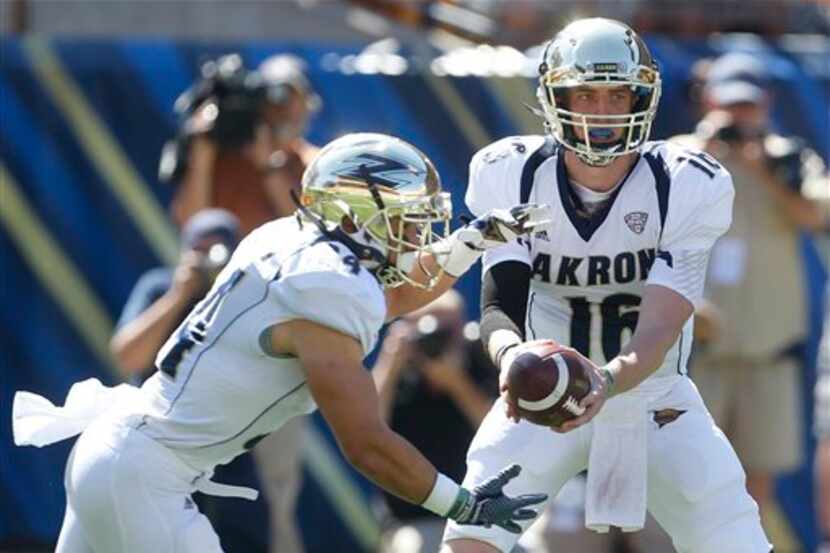 Akron quarterback Kyle Pohl (16) plays in the first half of the NCAA football game between...