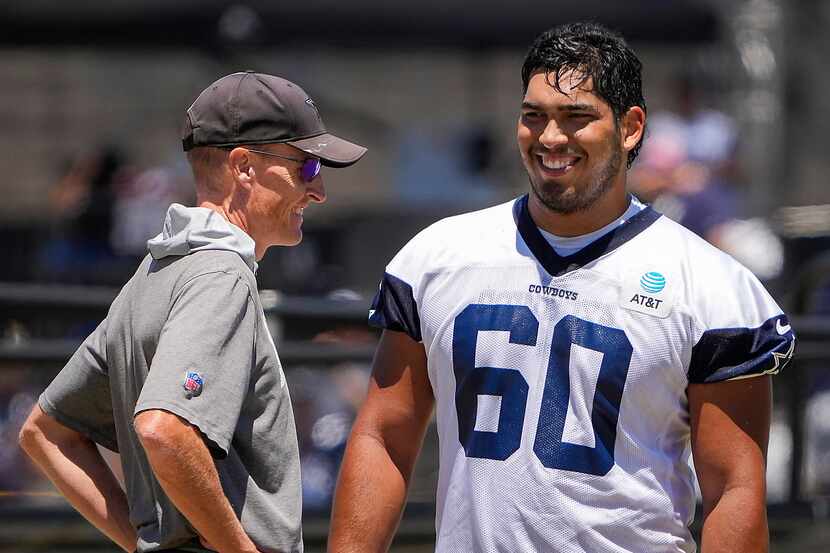 El liniero ofensivo de los Cowboys de Dallas, Isaac Alarcón (60),  conversa con el...