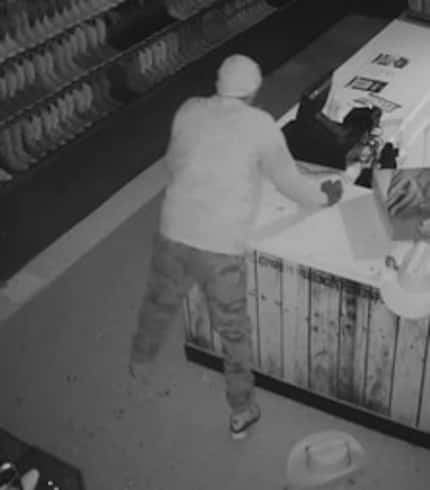 La policía busca a la persona que robó más de $100,000 en ropa vaquera de Gomez Western Wear.