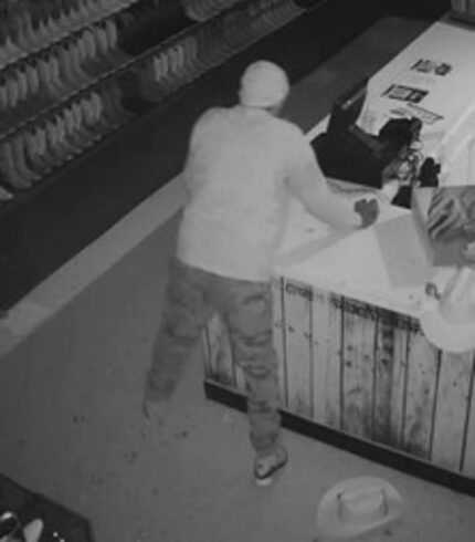 La policía busca a la persona que robó más de $100,000 en ropa vaquera de Gomez Western Wear.