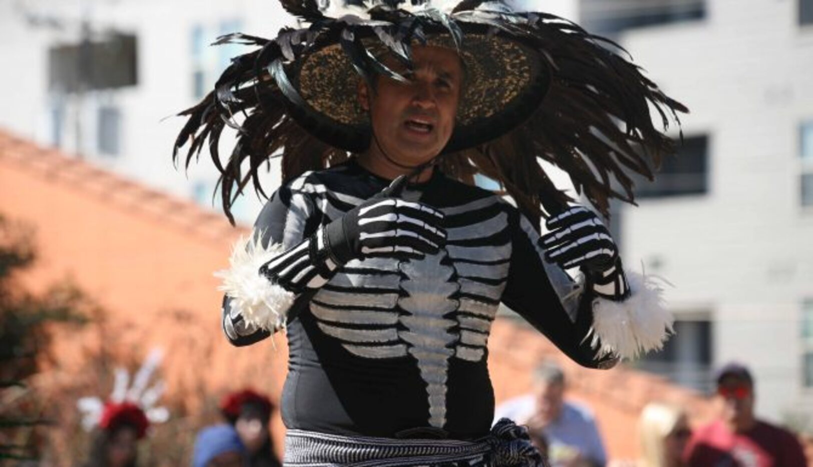 Bailarines Aztecas durante la celebración del Día de Muertos en el Centro Cultural Latino....