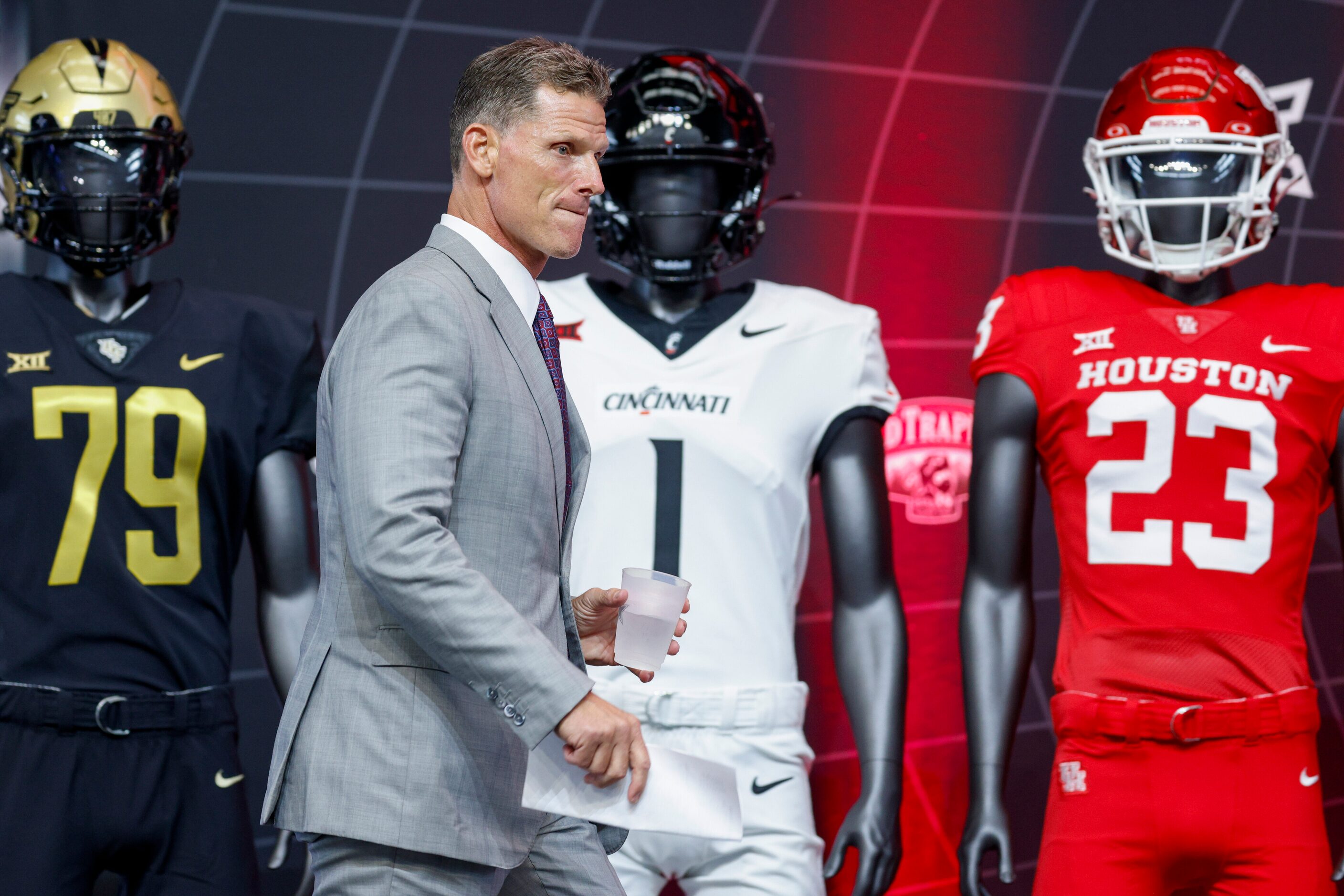 Oklahoma head coach Brent Venables walks on stage before addressing the media during the Big...