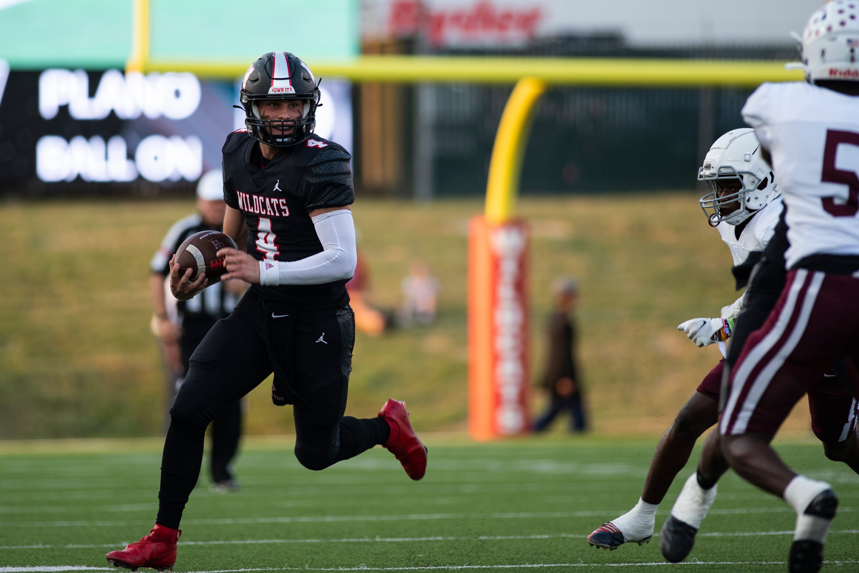 Lake Highlands senior Caden Dotson (4) rushes up the field during Lake HighlandÕs home game...