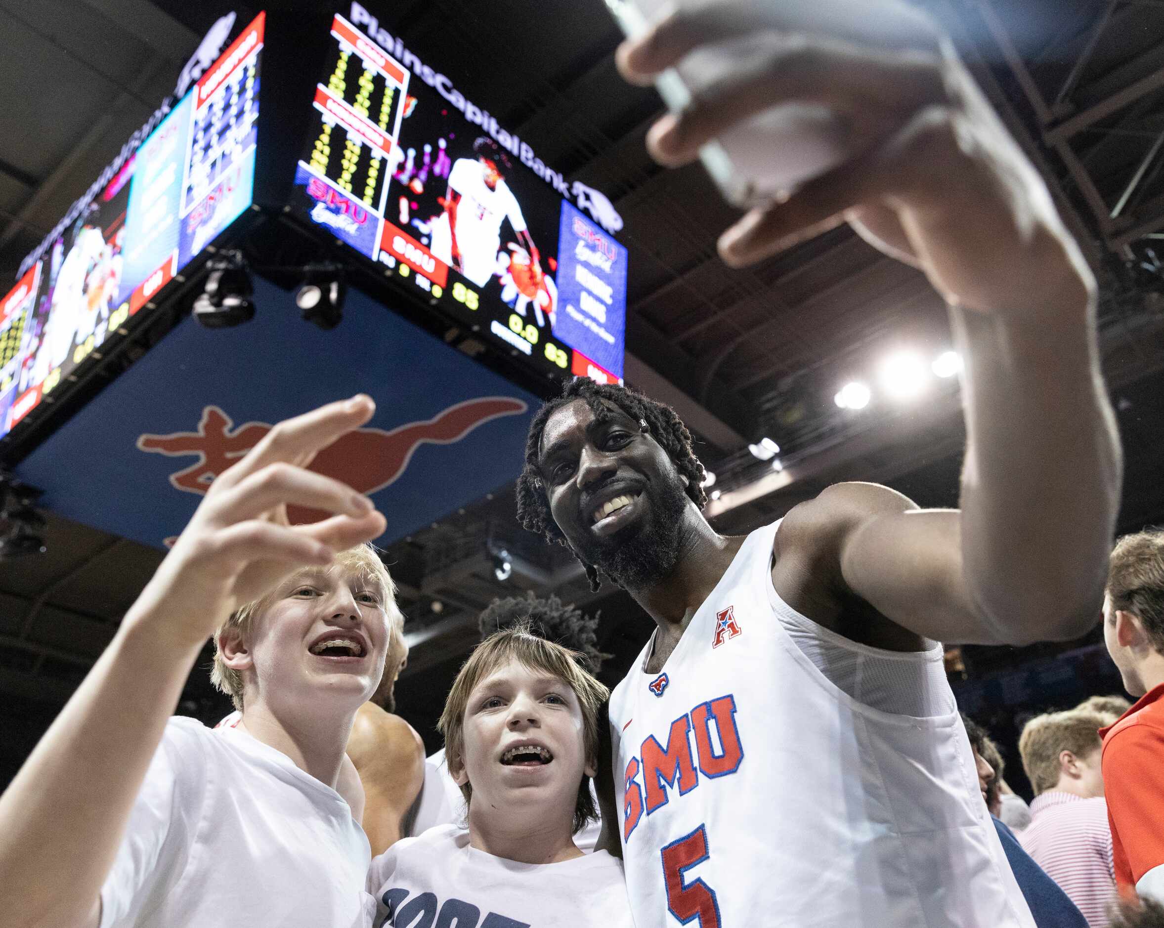 Southern Methodist Mustangs guard Emmanuel Bandoumel (5) takes a selfie with Fischer...