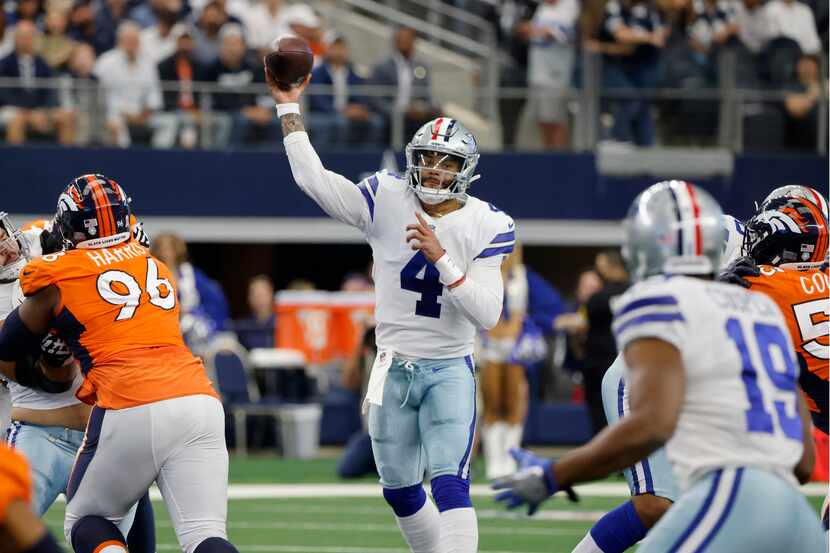 El mariscal de los Cowboys de Dallas, Dak Prescott, lanza un pase en contra los Broncos de...