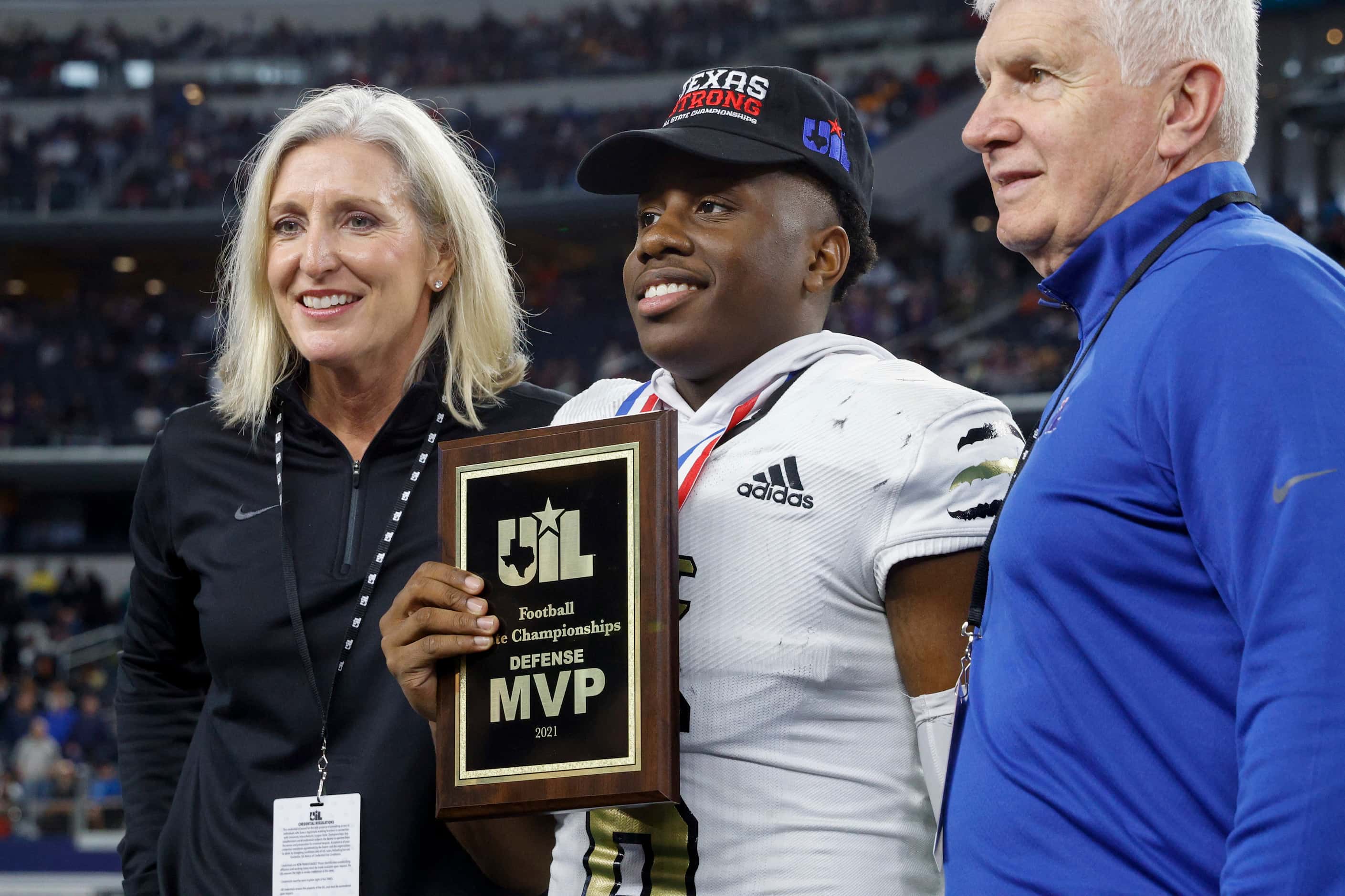 South Oak Cliff defensive back Abdul Muhammad (6) is presented with the defensive MVP award...