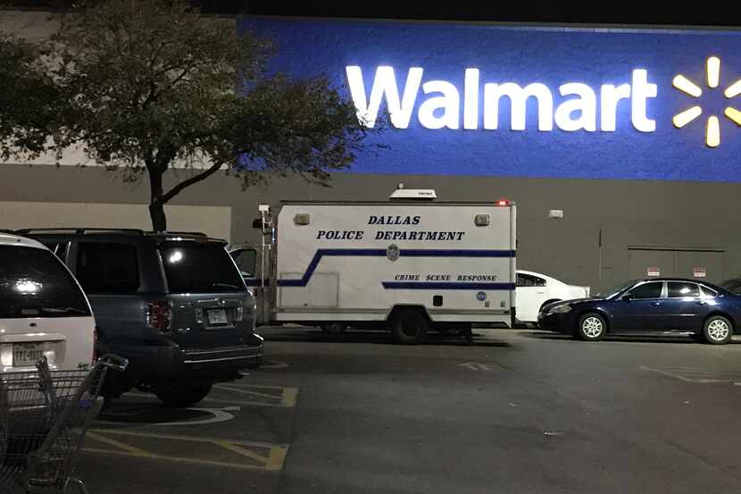 El incidente ocurrió en el Wal-Mart ubicado en Buckner Terrace, dijo la policía.FOTO ELVIA...