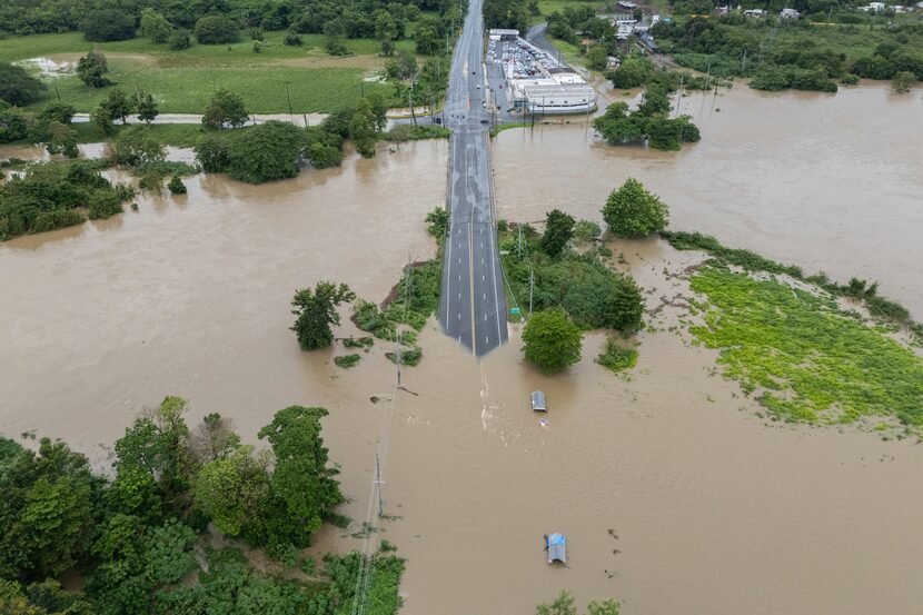 El río La Plata inunda un camino tras el paso de la tormenta tropical Ernesto por la...