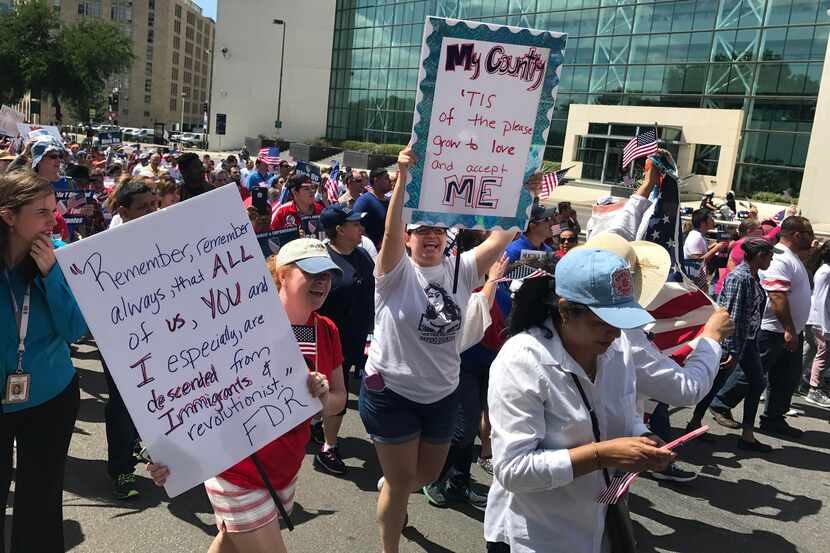 Miles de personas marcharon el 9 de abril de 2017 por las calles del centro de Dallas en una...
