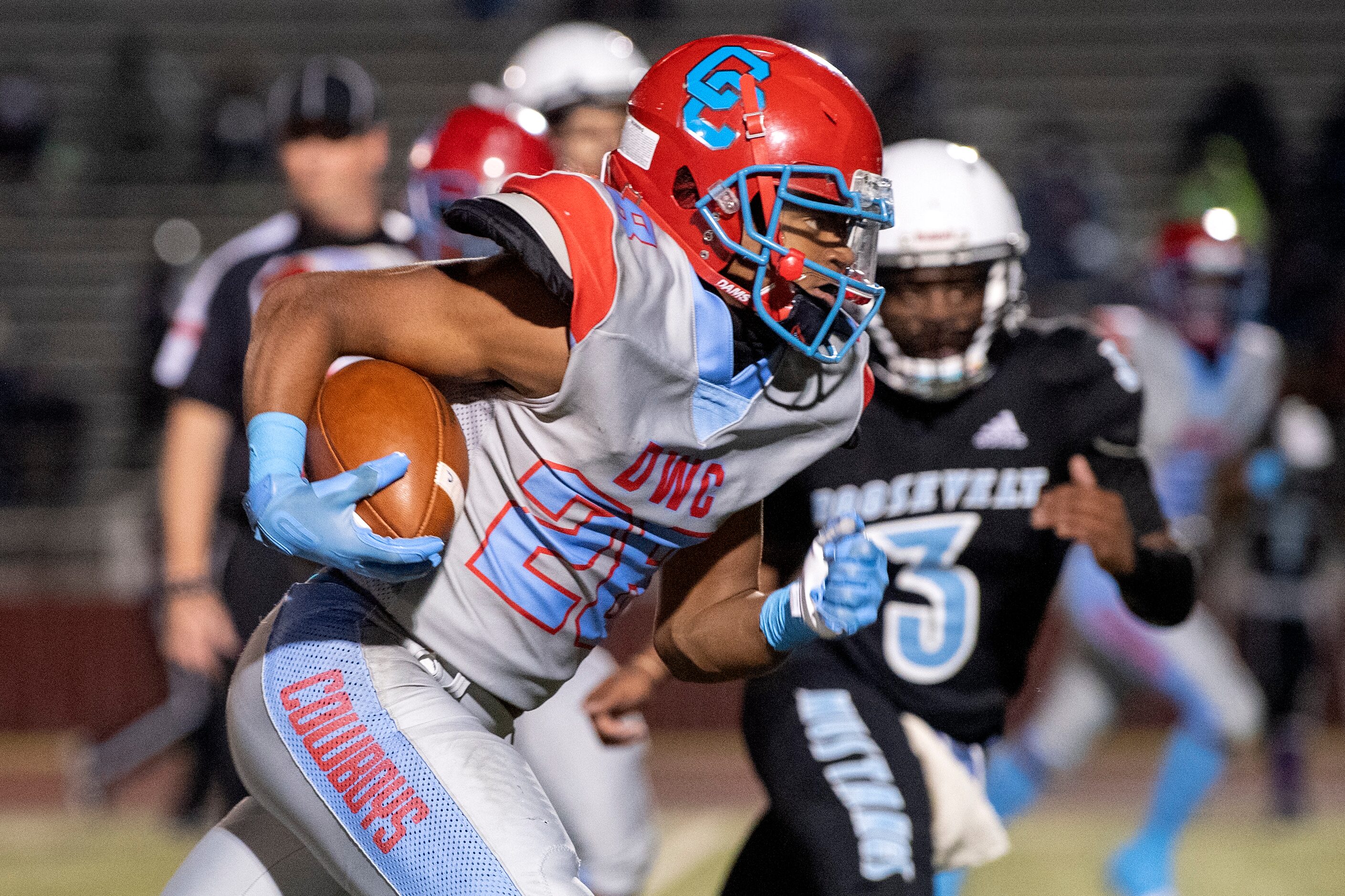 Carter junior running back Edward Robinson (28) runs upfield against Roosevelt in the first...