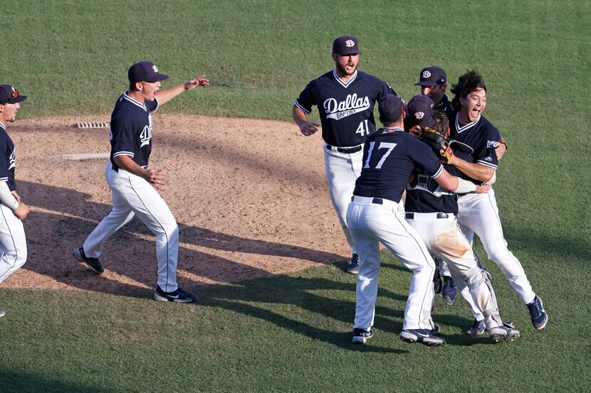 Dallas Baptist celebrates their 8-5 win over Oregon St. following the NCAA Division I...