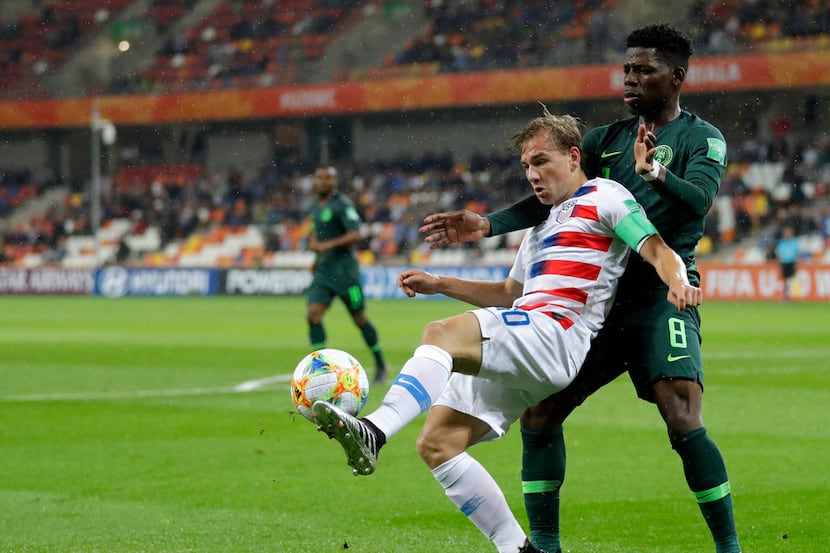 United States' Paxton Pomykal, left, duels for the ball with Nigeria's Ayotomiwa...