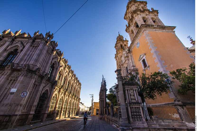 Dentro del centro histórico de Jerez, Zacatecas, destacan dos edificaciones: la Parroquia de...