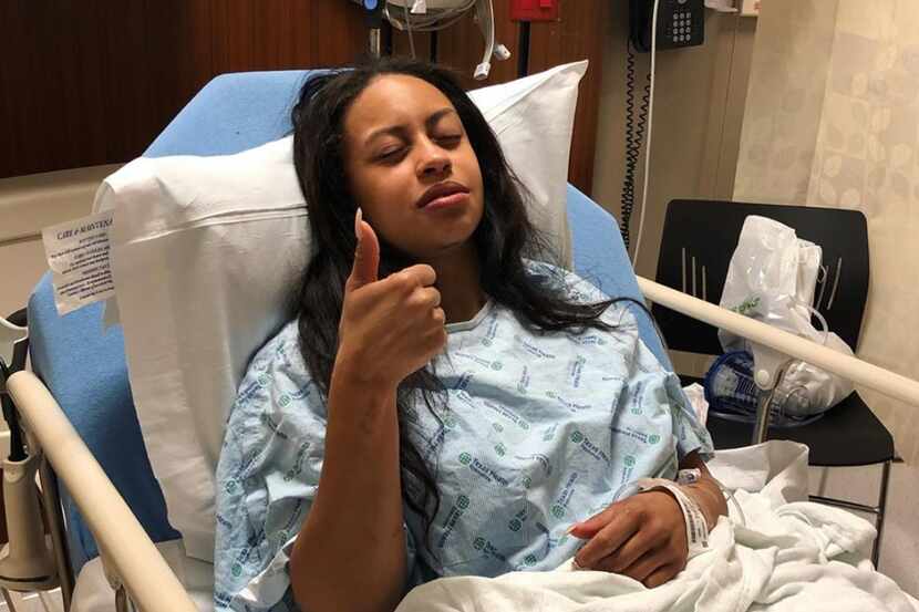 Genea Sky recuperándose en un hospital de Dallas tras su caída en el XTC Cabaret.