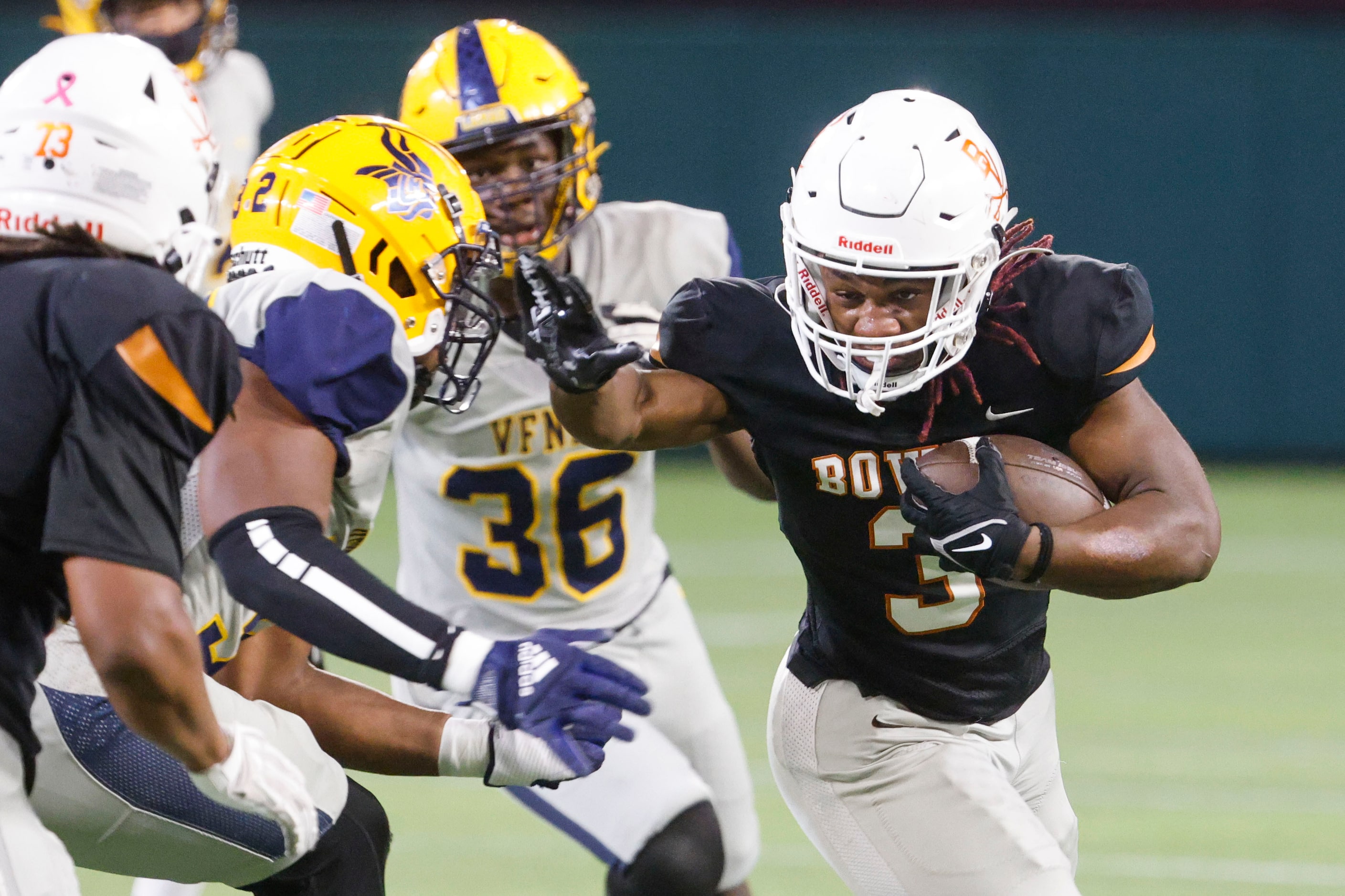 James Bowie High’s Tavares Duckett (3) attempts to block Lamar High’s Damien Brown (left)...