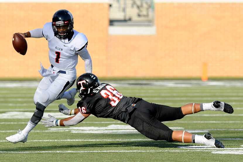 Allen quarterback Kyler Murray (1) runs through a tackle attempt by Euless Trinity outside...