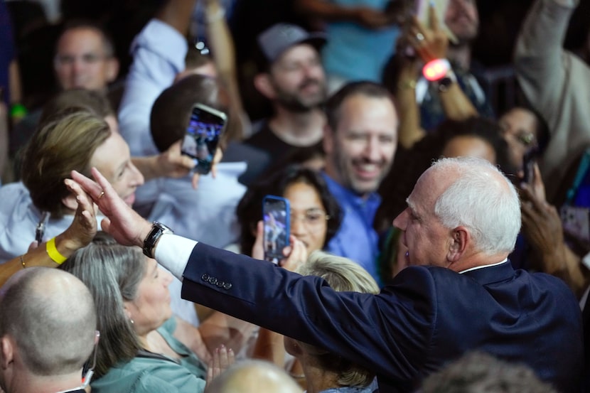 El candidato demócrata a la vicepresidencia, el gobernador de Minnesota Tim Walz, saluda a...