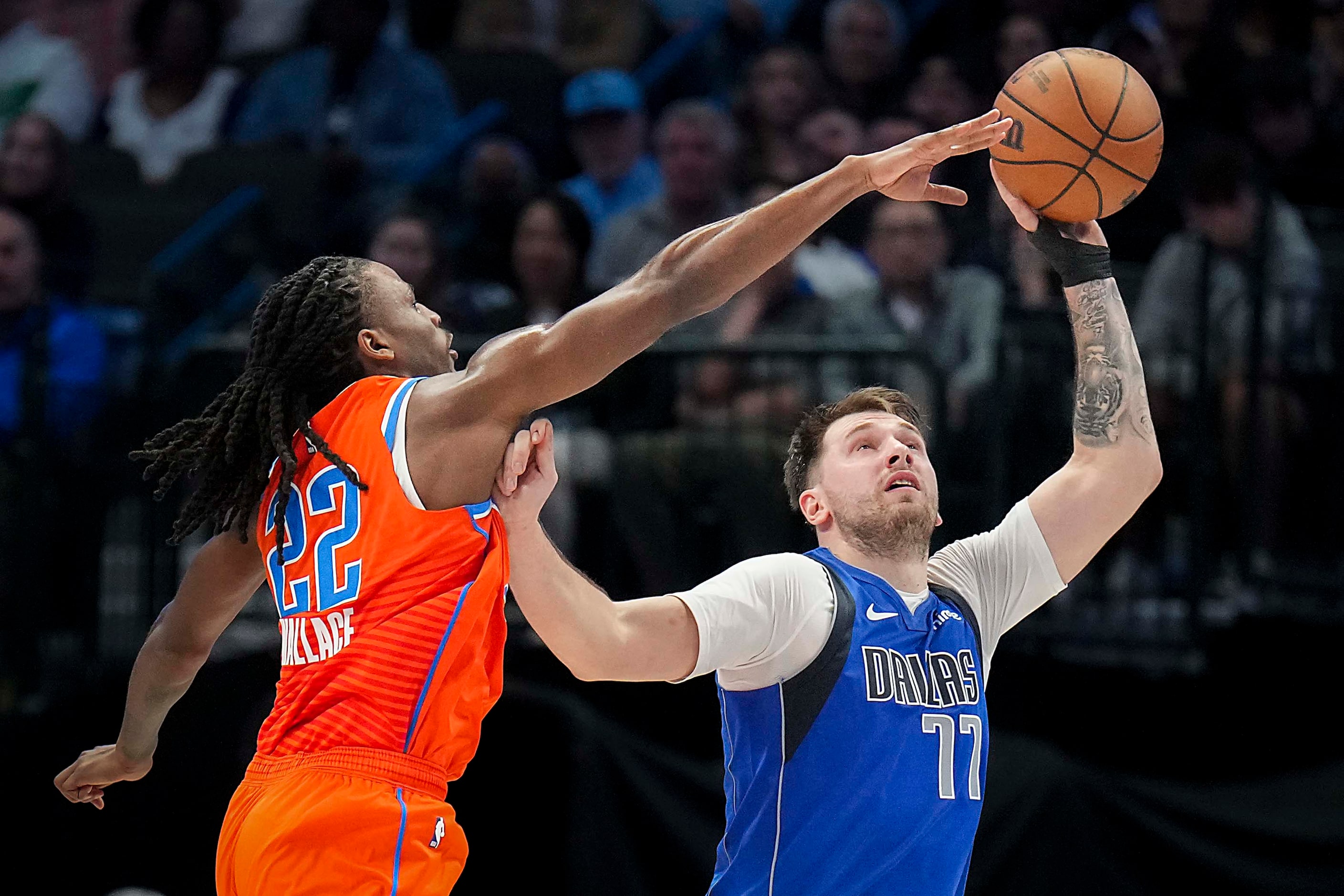 Oklahoma City Thunder guard Cason Wallace (22) knocks the ball away from Dallas Mavericks...