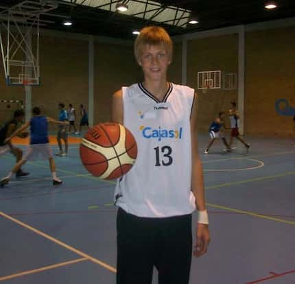 Kristaps Porzingis, aquí en una fotografía de 2010, era casi un niño cuando abandonó su...