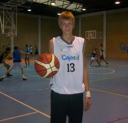 Kristaps Porzingis, aquí en una fotografía de 2010, era casi un niño cuando abandonó su...