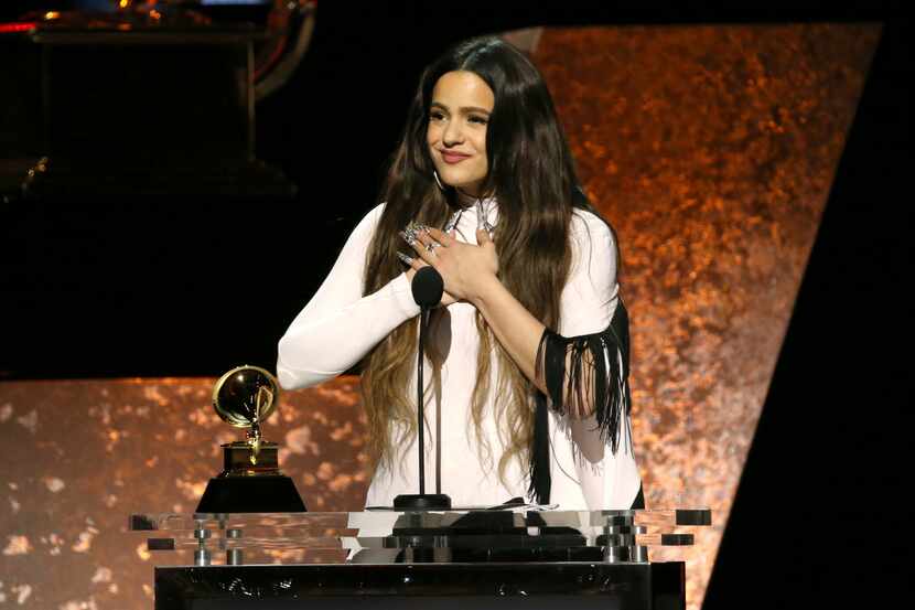 La cantante Rosalía acepta su Grammy en la categoría de mejor álbum de rock, música urbana o...