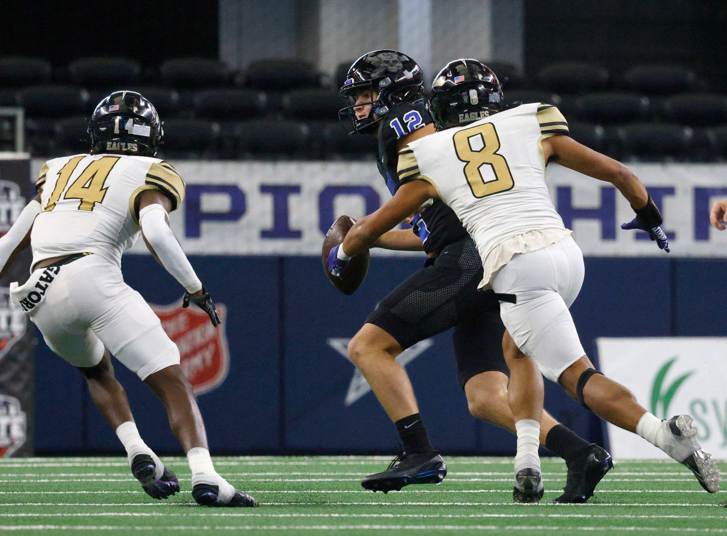 Gunter's quarterback Preston Tarpley (12) carries the ball against Woodville's Savon Bolden...