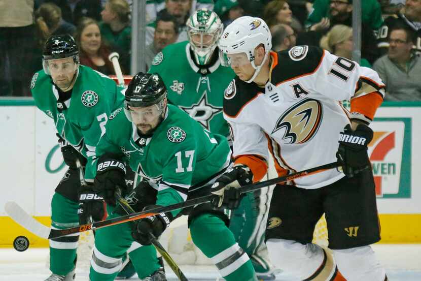 Dallas Stars center Devin Shore (17) and Anaheim Ducks right wing Corey Perry (10) chase the...