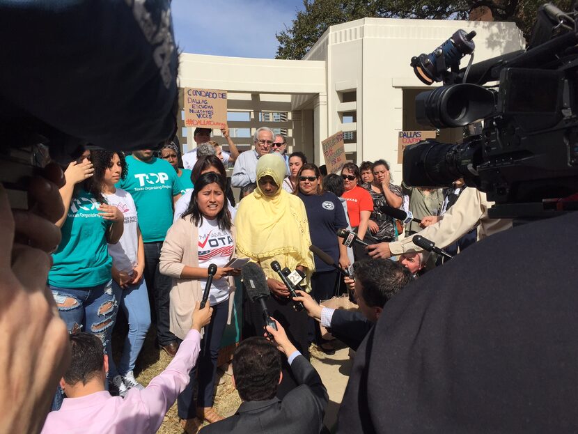 Melissa Hernández, integrante de Mi Familia Vota (der.) y Delhi Ekamho manifestaron su apoyo...