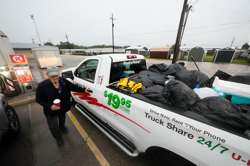 Pat Simon, residente de Morgan City, se detiene en una gasolinera tras llenar una camioneta...