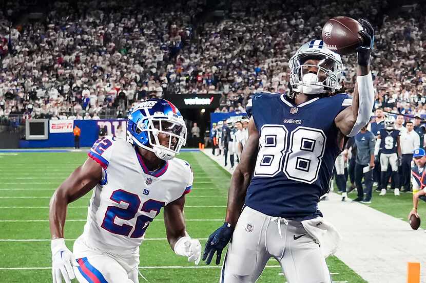 Dallas Cowboys wide receiver CeeDee Lamb (88) makes a one-handed catch for a touchdown  past...
