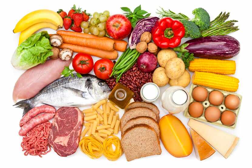 Alimentos de una dieta balanceada con productos proteínicos, carbohidrayos y fibras...