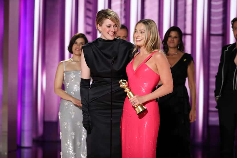 En esta imagen proporcionada por CBS, la directora Greta Gerwig, izquierda, y la actriz...