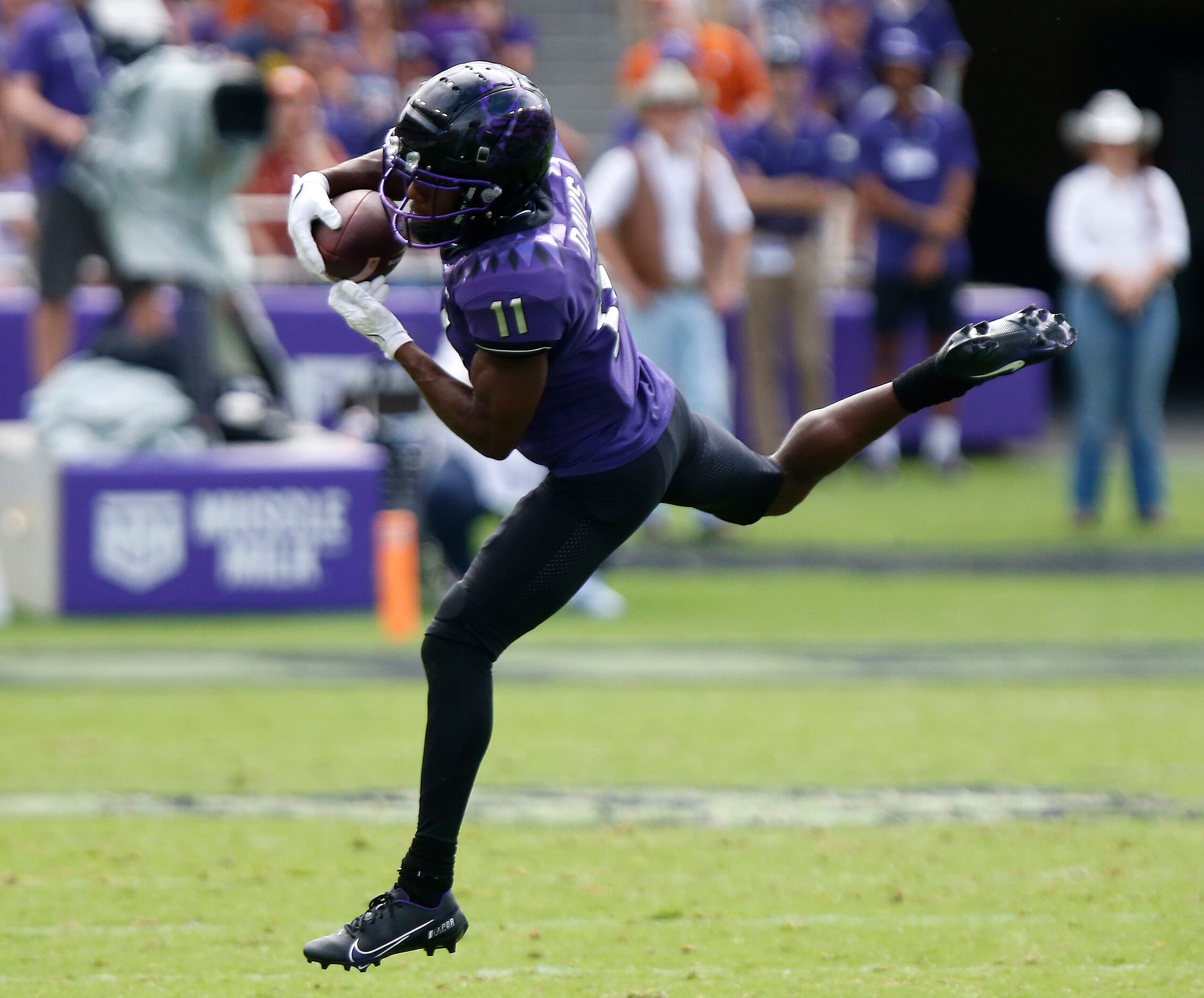 TCU Horned Frogs wide receiver Derius Davis (11) makes a leaping catch during the first half...