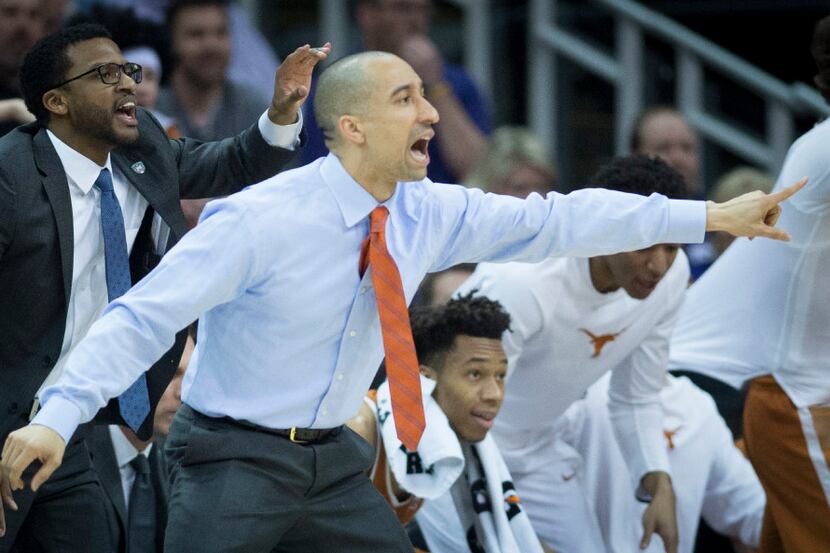 Texas head coach Shaka Smart tries to get players into position in the first half against...