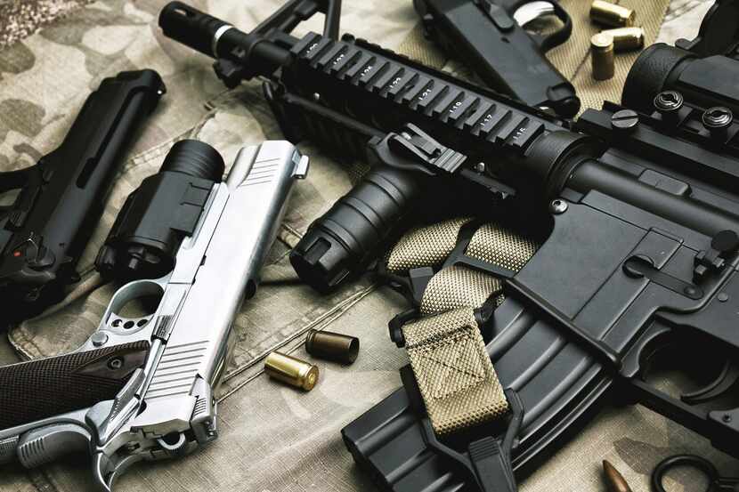 Armas y equipamiento militar.