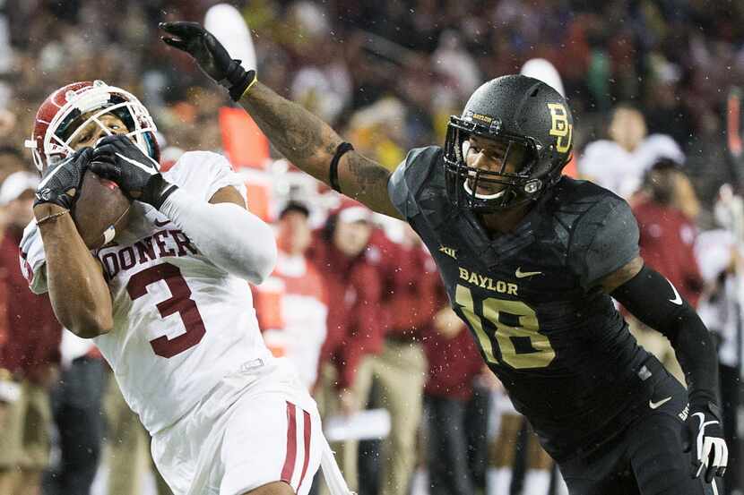 Oklahoma Sooners wide receiver Sterling Shepard (3) catches on a 39-yard touchdown reception...