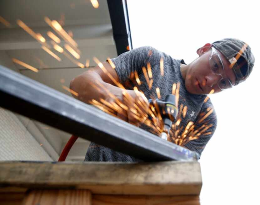 Álvaro Luna Jr., estudiante de la preparatoria Skyline, durante su taller de soldadura en...