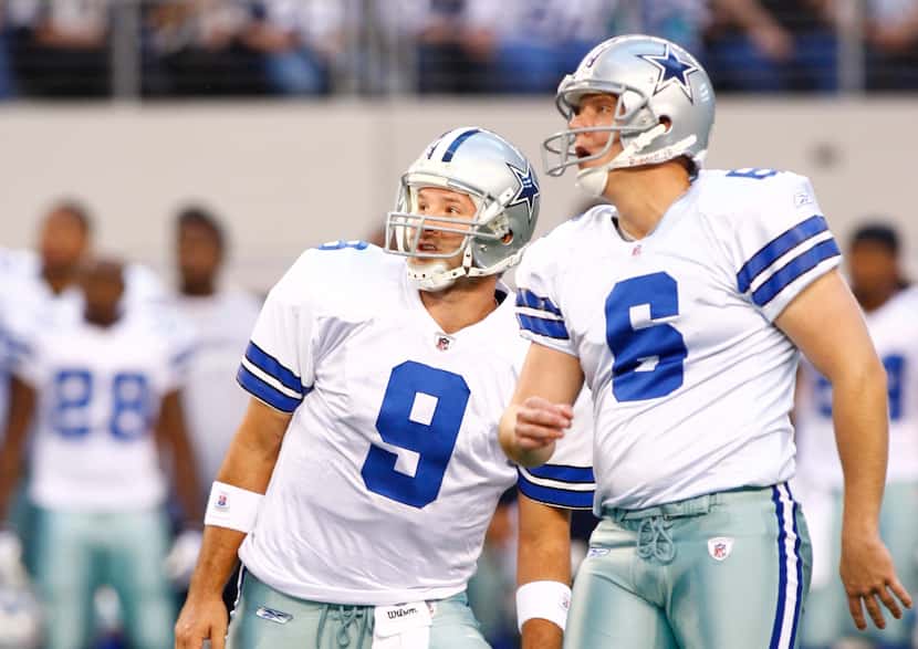 Nick Folk (6) and Dallas Cowboys quarterback Tony Romo (9) watch Folk's first quarter kick...