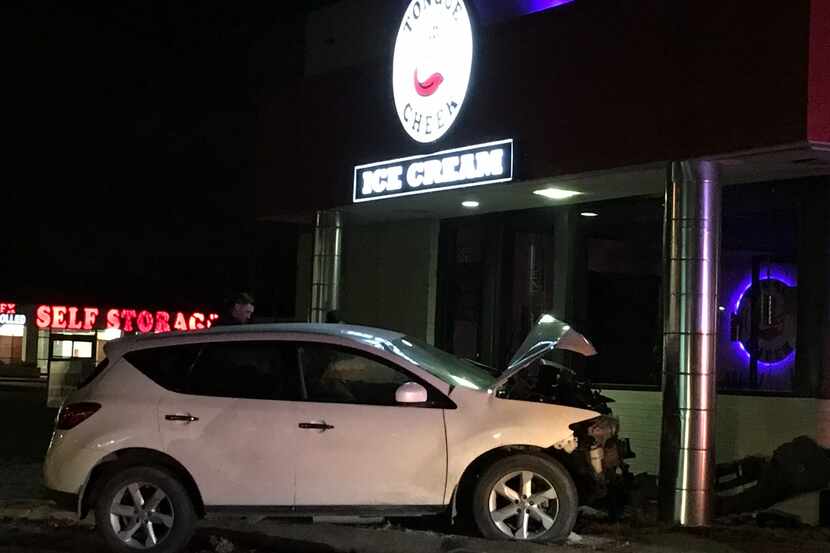 Una SUV se estrelló contra una heladería en Richardson.