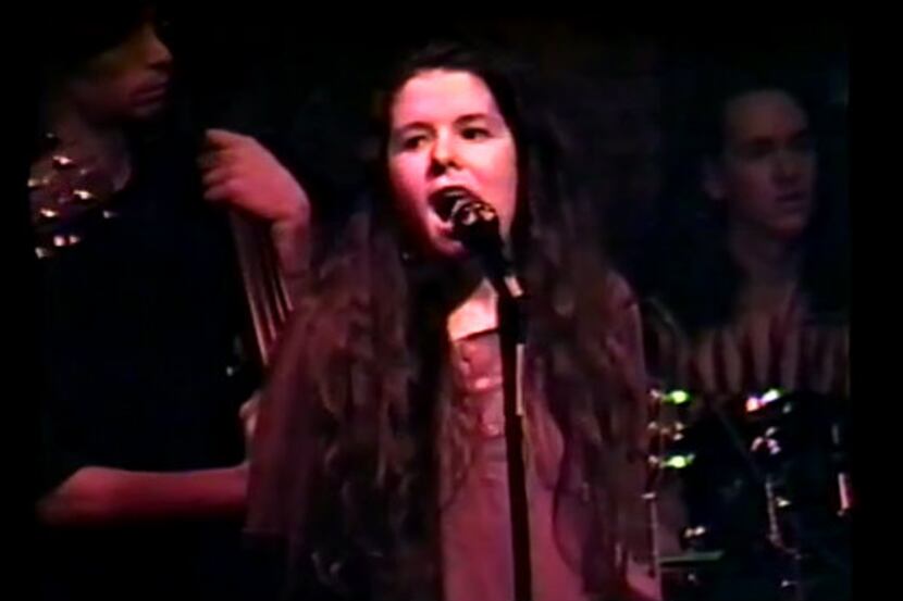 Edie Brickell and the New Bohemians at Club Dada in 19991 (Vimeo user Baadoomppp)    