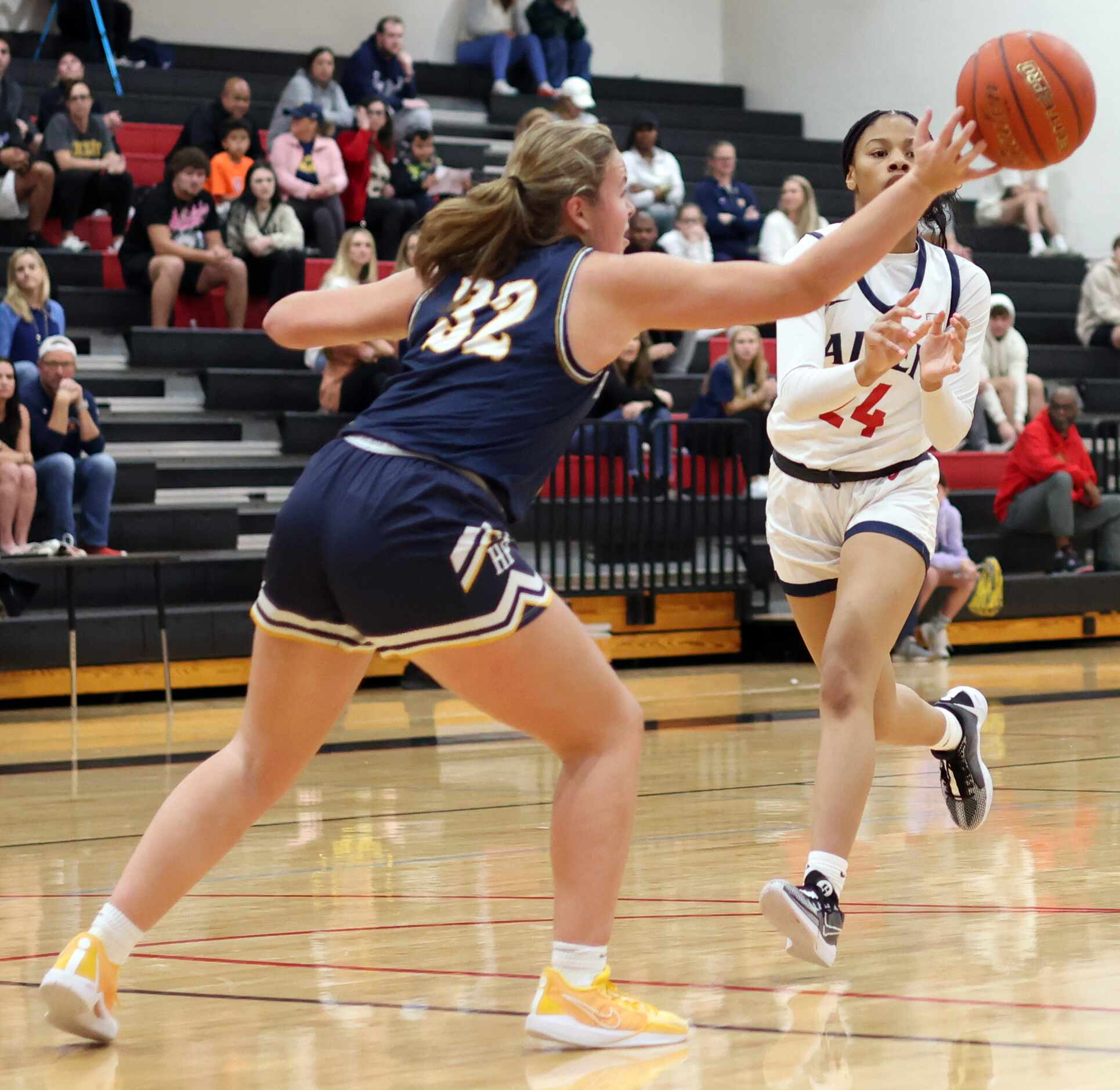 Highland Park post Cate Young (32) reaches to block a pass from Allen's Kamoree Daniels (24)...
