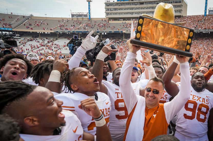 Texas head coach Steve Sarkisian lifted the Golden Hat trophy with his players after a...