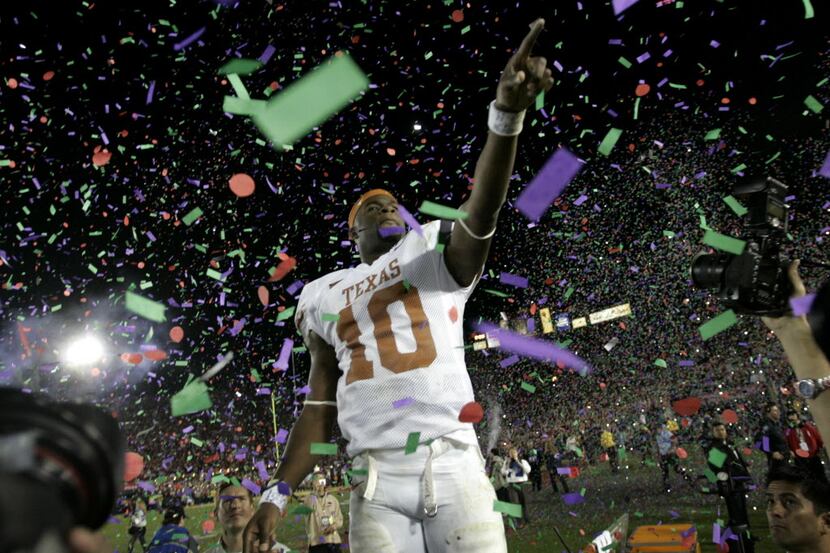 ORG XMIT: *S0415148005* University of Texas quarterback Vince Young celebrates the Longhorns...