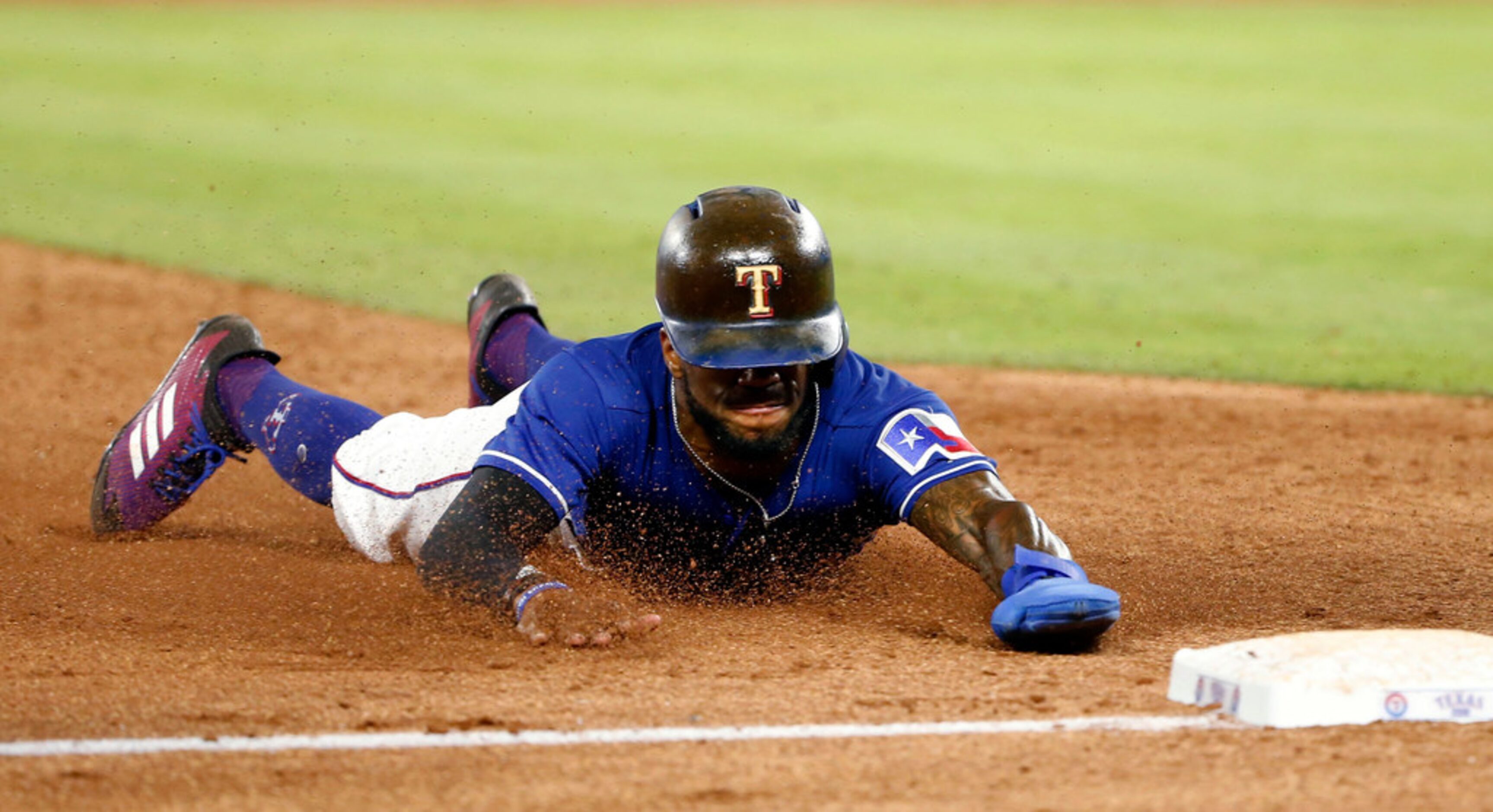 Texas Rangers Delino DeShields steals third base against the New York Yankees during the...