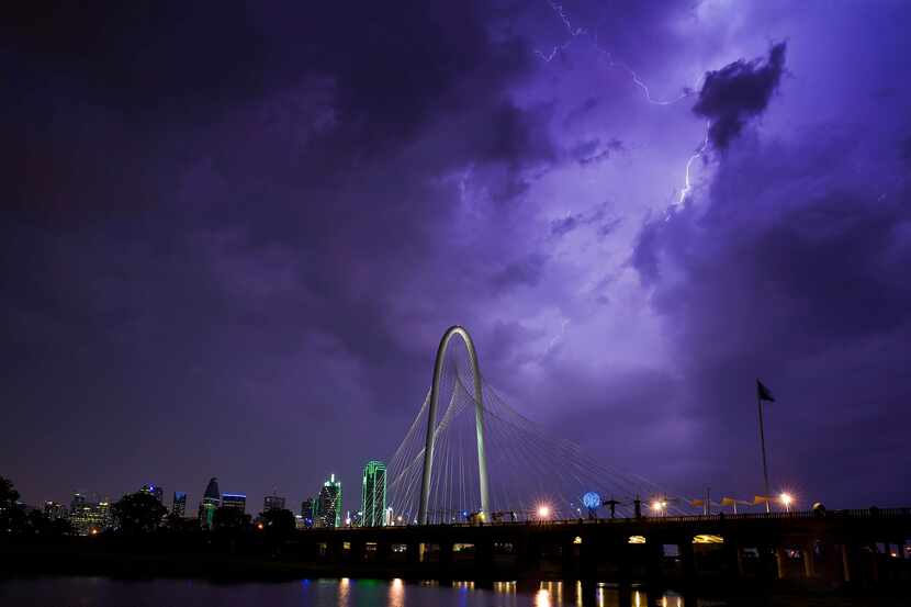 Los rayos iluminan el puente Margaret Hunt Hill en anticipación a una tormenta en Dallas.