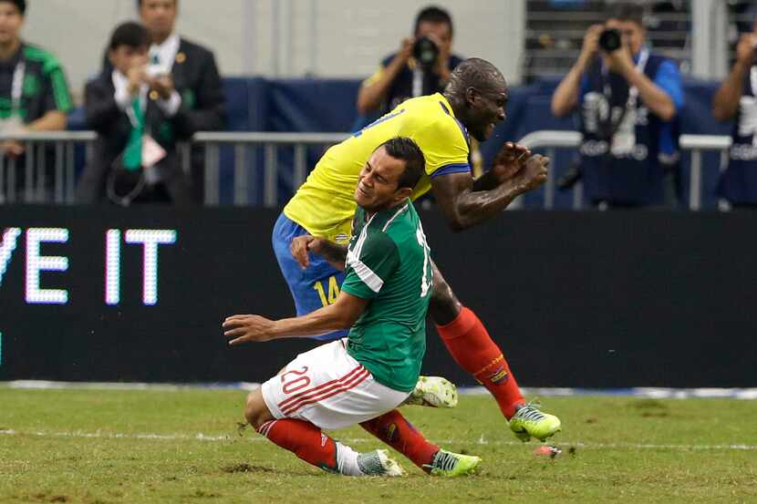 Luis Montes de México  chocó con Segundo Castillo de Ecuador en un amistoso disputado en el...