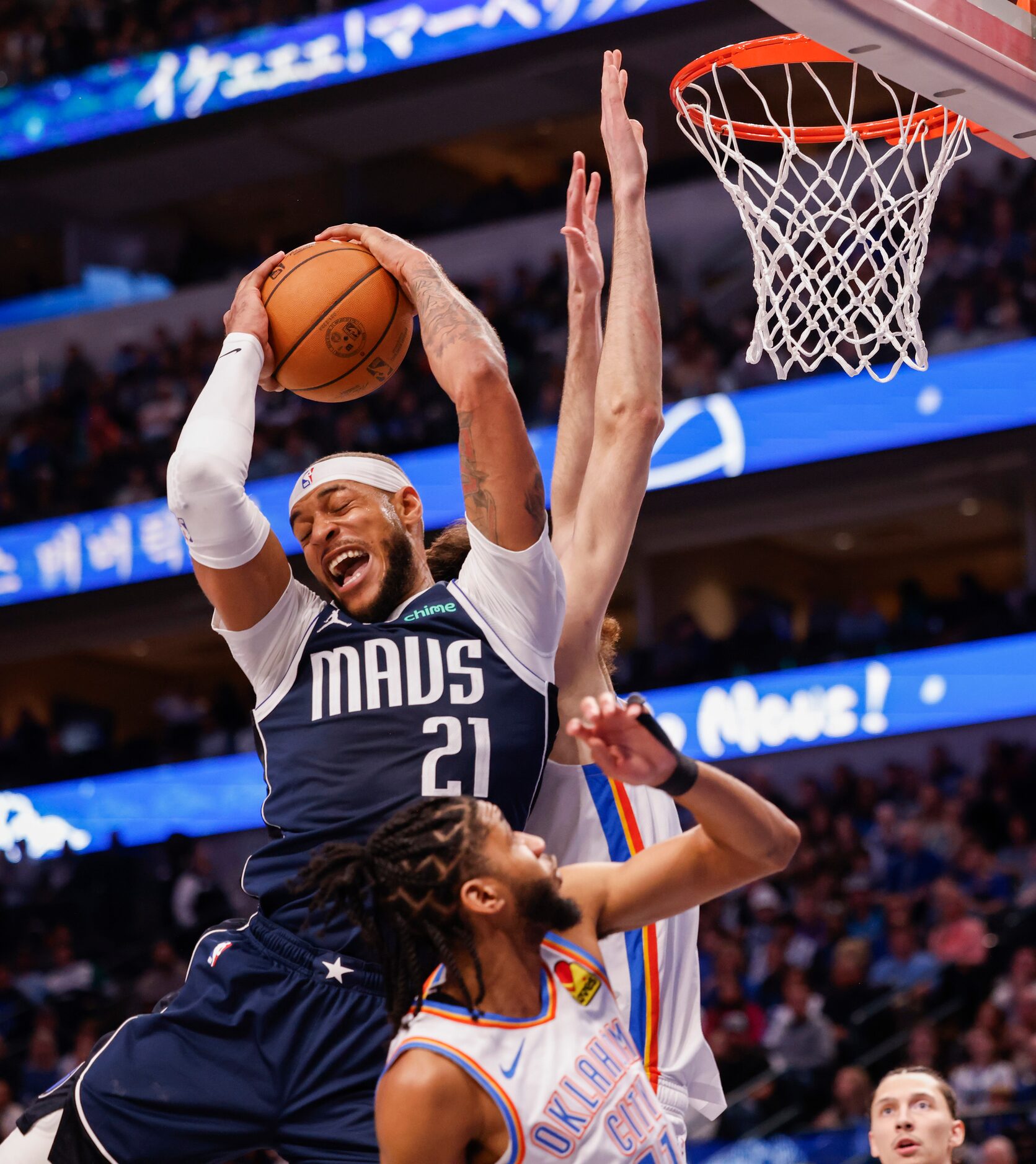 Dallas Mavericks center Daniel Gafford (21) catches the rebound over the Oklahoma City...