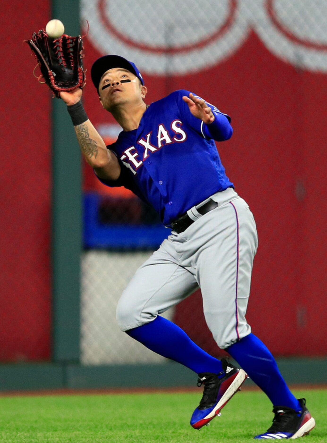 Texas Rangers left fielder Shin-Soo Choo catches a fly ball hit by Kansas City Royals' Nicky...